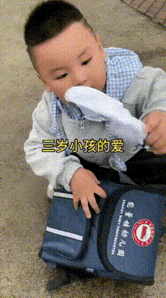 3岁娃把幼儿园鸡腿藏袜子里，接娃现场反转看哭网友：这才是养娃的意义
 
幼儿园放