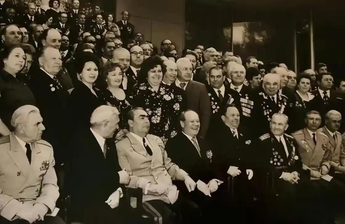 1980年发生恶性案件：3名苏联警察当众将乘客活活打死，才发现对方竟是掌握国家最