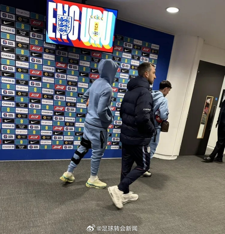 马杜埃凯在英格兰对乌拉圭的比赛中首发登场，但上半场就因伤被换下。赛后阿森纳边锋被