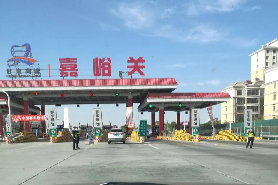 嘉峪关没想到被一个选调生带上了热搜。我看网上说“武汉大学硕士选调生不满分配嘉峪关