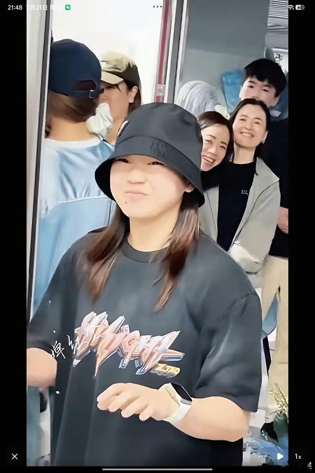 全红婵在后台跟自己的偶像黄子韬见面，显得满脸的害羞和腼腆，曾经在女子10米跳台叱