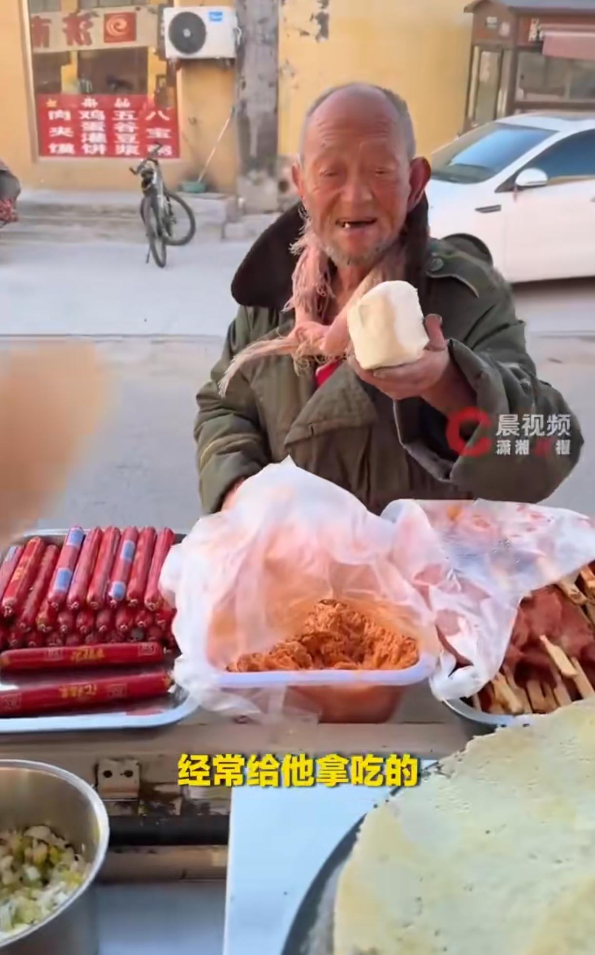 最近山东潍坊这事儿，真的把人看破防了。
一个高三男生，连续3年，每天给校门口有智