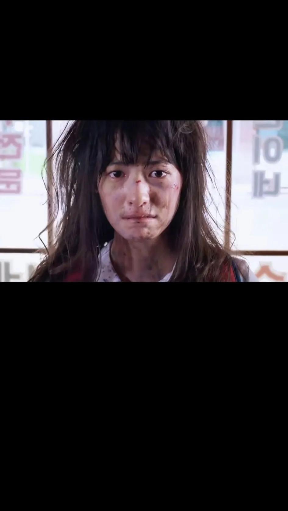 前几天看一个韩国电影，电影中女孩被几个同学霸凌，被打的遍体鳞伤，父亲严惩霸凌者！