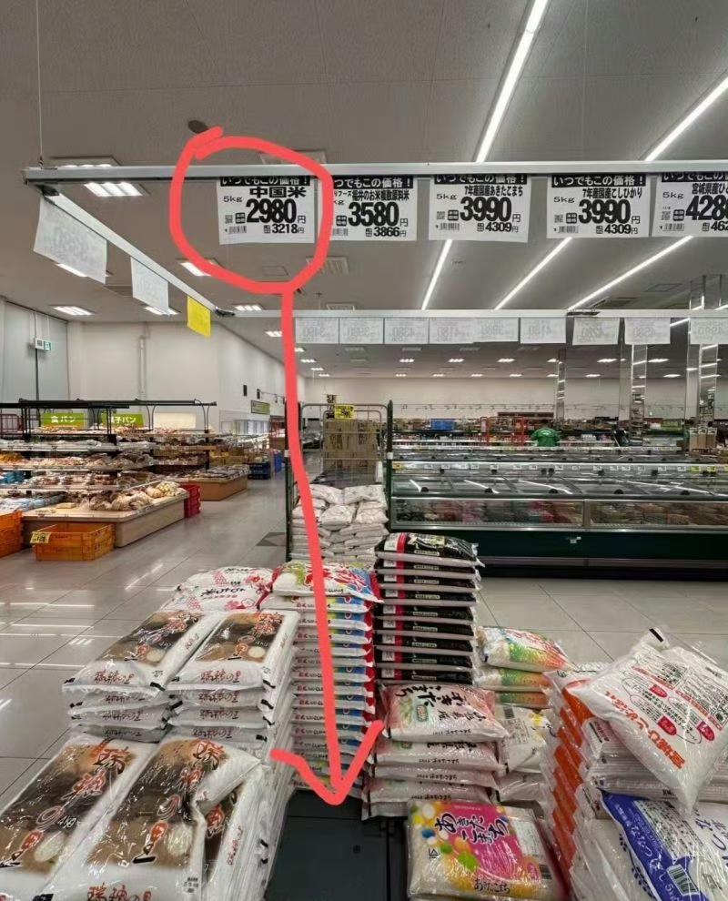 当日本家庭主妇看着中国米实惠的价格标签，当打工一族计算着每月的伙食开支，右翼的口