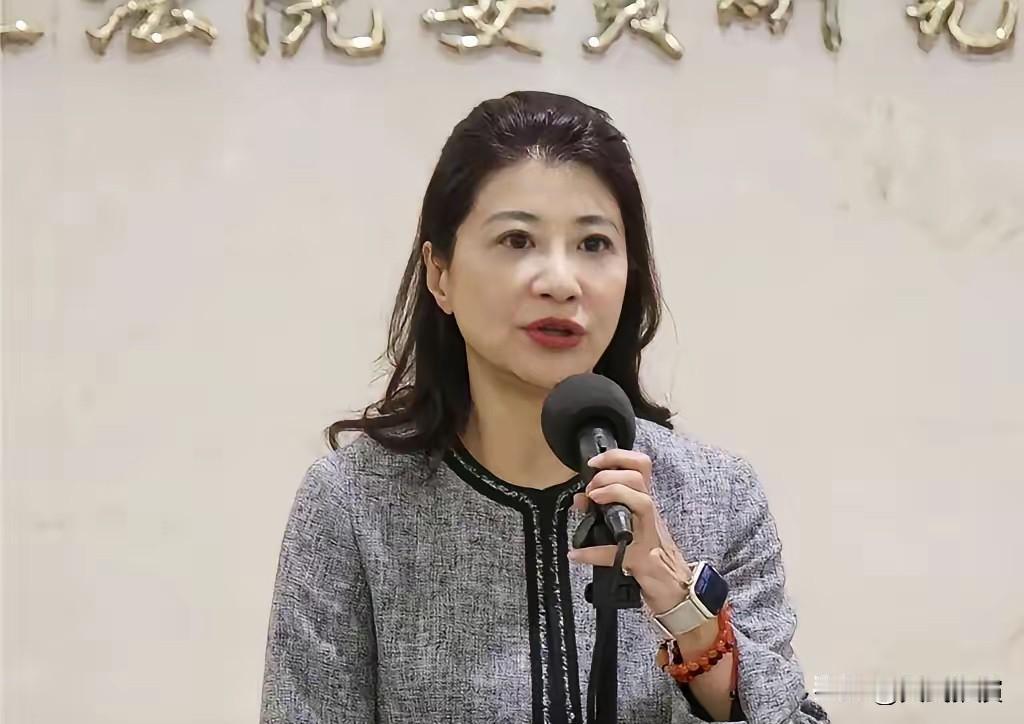 民进党立委林楚茵今（24日）在脸书发文叫嚣称，对岸在台湾东部海域的侵扰，已经踩到