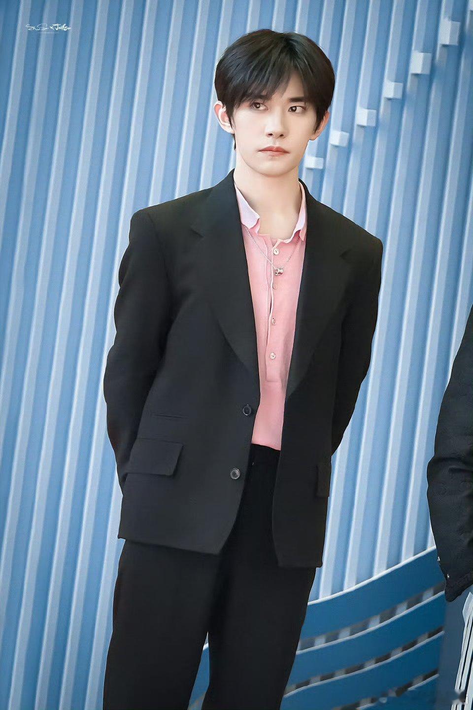 易烊千玺出席金鸡奖提名者表彰，这个粉色衬衫搭配黑色西装好有少年感意气风发的少年郎