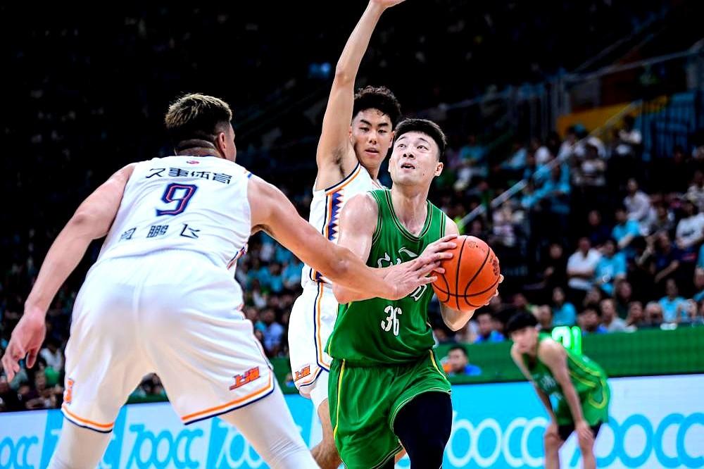 辽宁男篮昨晚客场输吉林，东北德比75比82！这下排名直接掉到第九了，季后赛都悬了