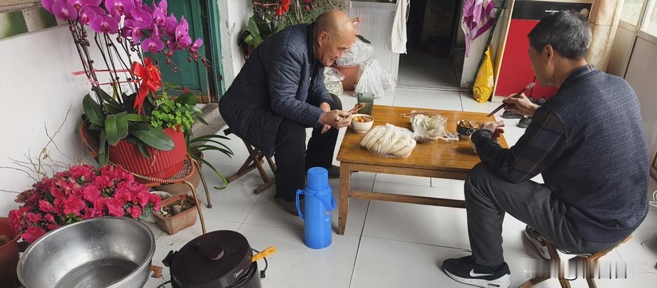 农民的养老金可能会提高吗？

周日回了老家，陪老父亲简单吃了一顿午饭。
老父亲身