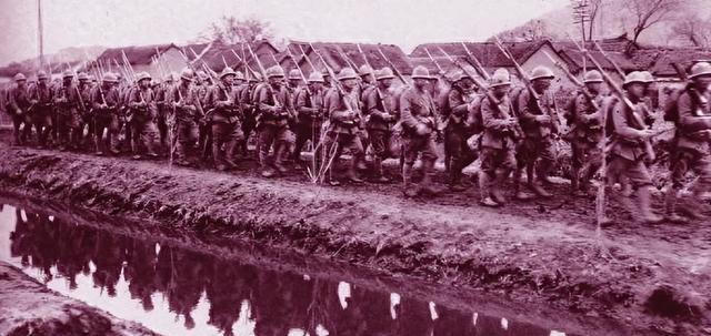 1945年华北百万汉奸命悬一线，蒋介石一纸电令，昔日仇敌摇身变了模样
 
194