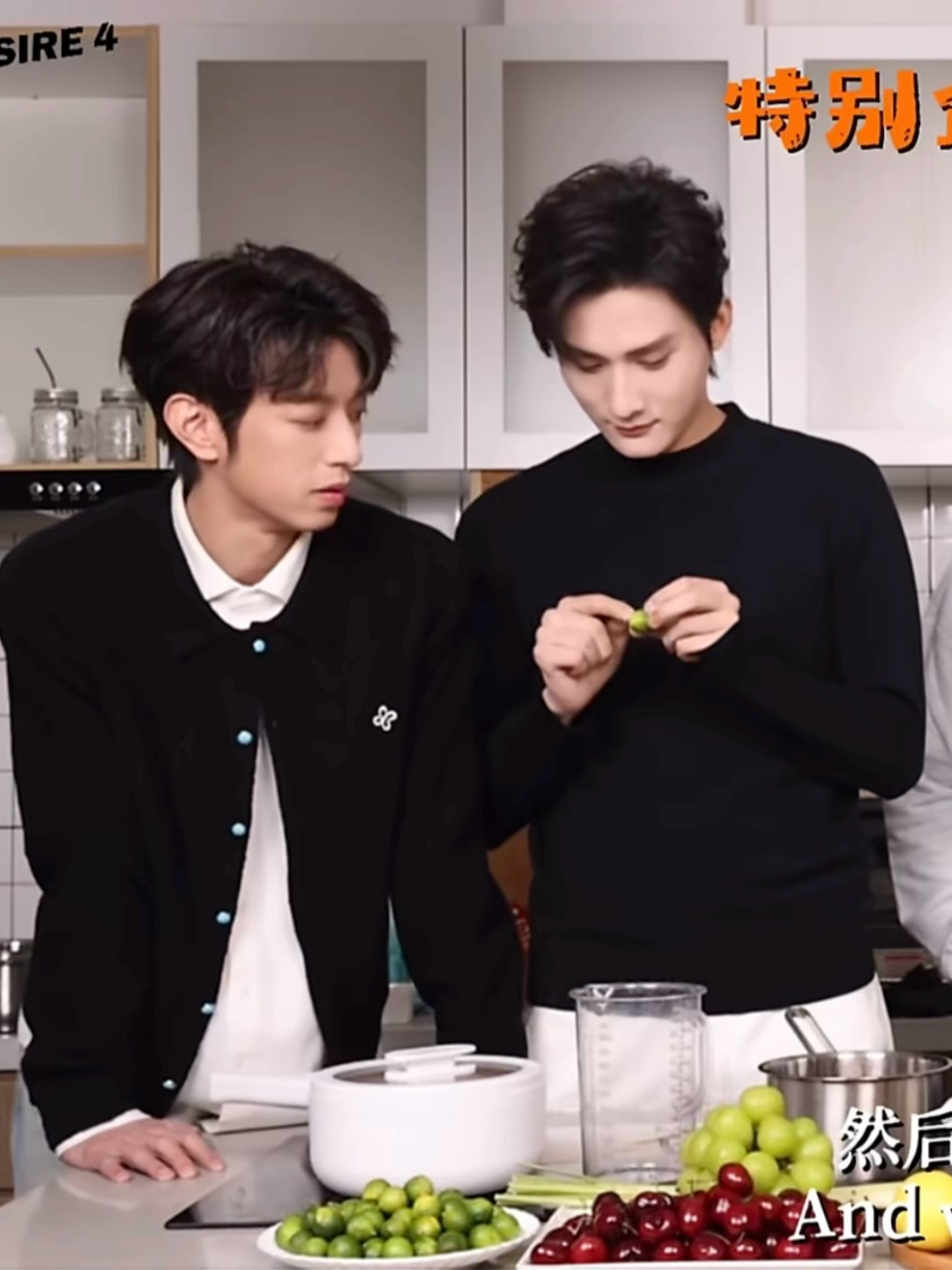 老师这里有小狗带小兔开小差 