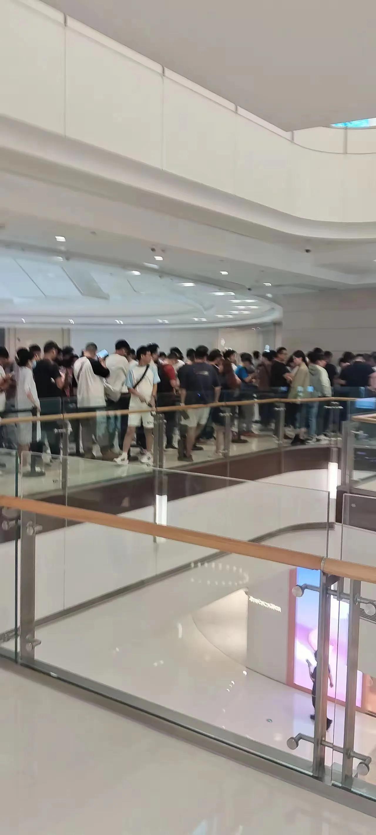 说好不买苹果手机的，怎么还人山人海？