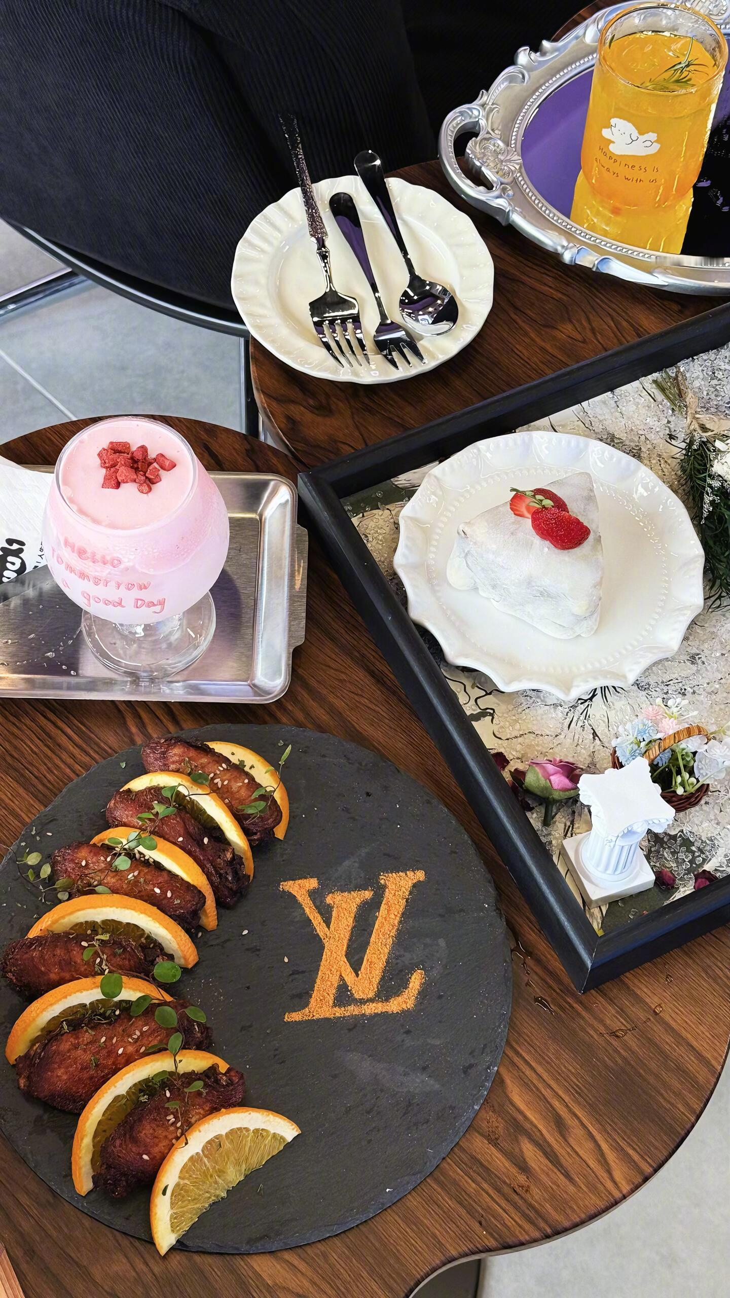 在这个忙碌的年末，我们都在寻找一种方式，既能表达心意，又能犒劳自己。抖音商城年末