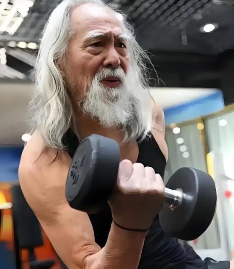 90岁的王德顺这次露面，很多人差点没认出来！曾经肌肉硬朗、走路带风的“最酷大爷”