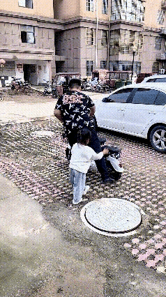 女儿牵着爸爸的手，两个人兴冲冲的往外走，上电动车的那一刻，本以为女儿会爬不上后座