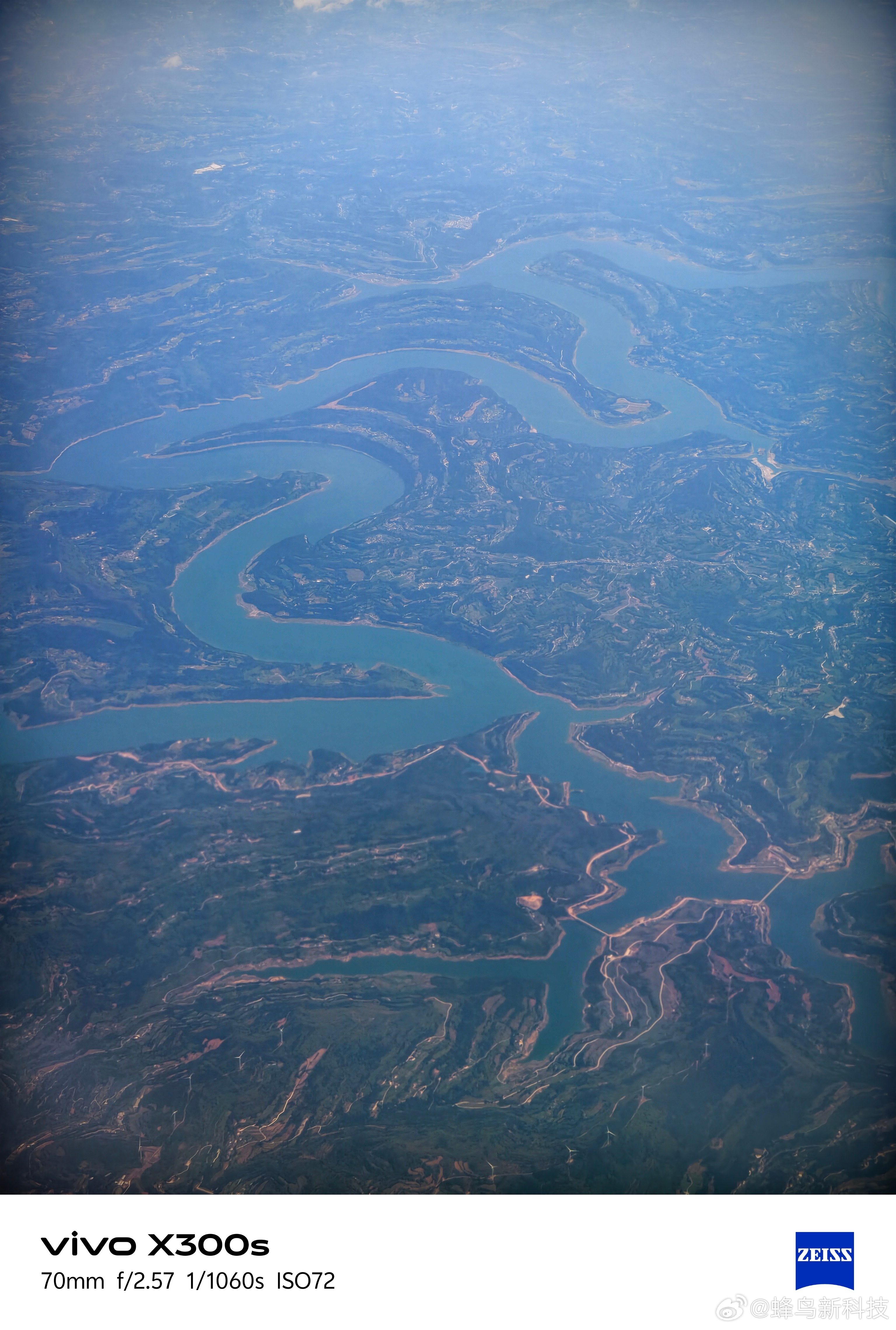 昨天在飞机上拍到一条非常漂亮的大河！搜了一下是汾河！好美的曲线