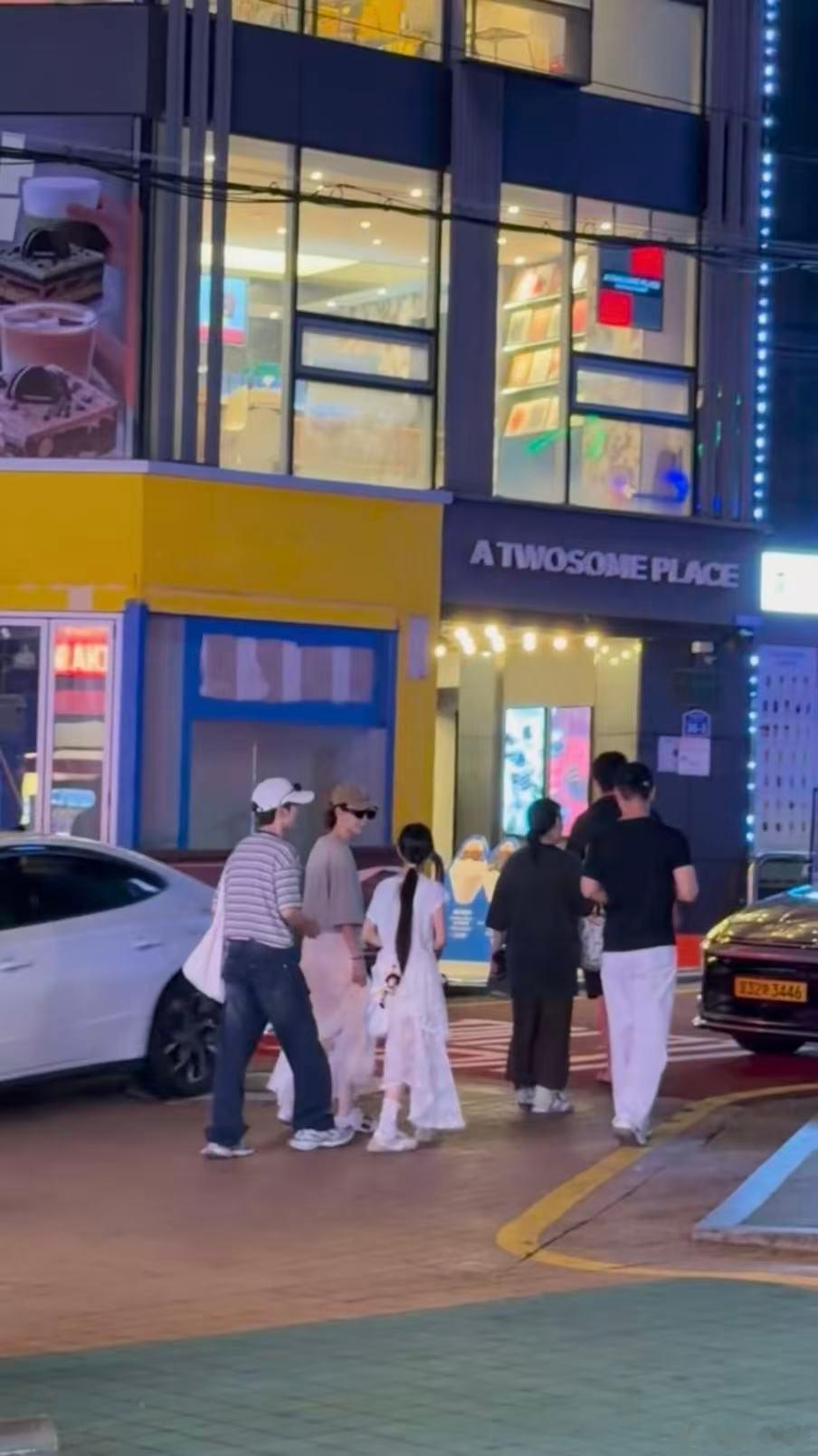 首尔偶遇戚薇李承铉lucky 首尔弘大偶遇戚薇李承铉和女儿lucky，lucky
