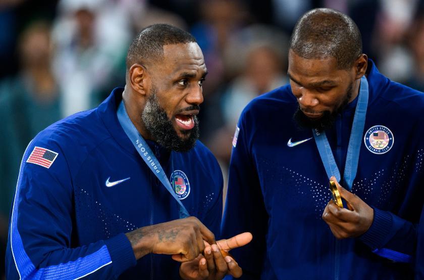 NBA常规赛，湖人客场123-120战胜猛龙。此役，詹姆斯出战36分钟，17投仅