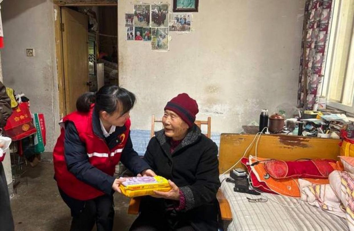 贵州，一八旬孤寡老人想用 40 块钱买一件棉袄，可老板非 45 块不卖，就在老人