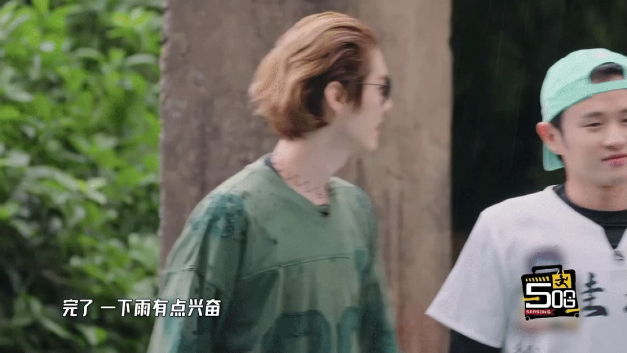 下雨直接触发鹿晗快乐开关  欢呼玩水嗨不停，小鹿彻底放飞自我，综艺感直接拉满～下