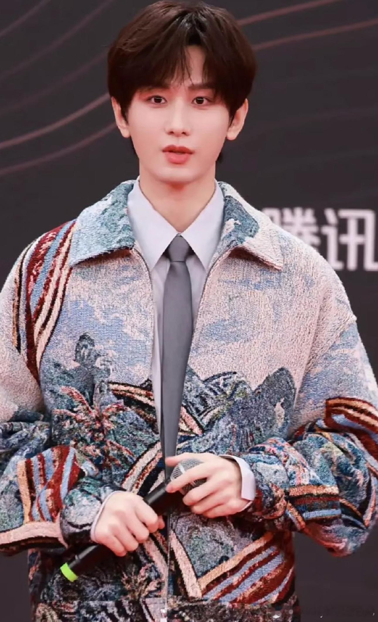 男明星星光大赏红毯生图 成毅星光大赏红毯生图🈶，今天是贵族王子🤴！ 