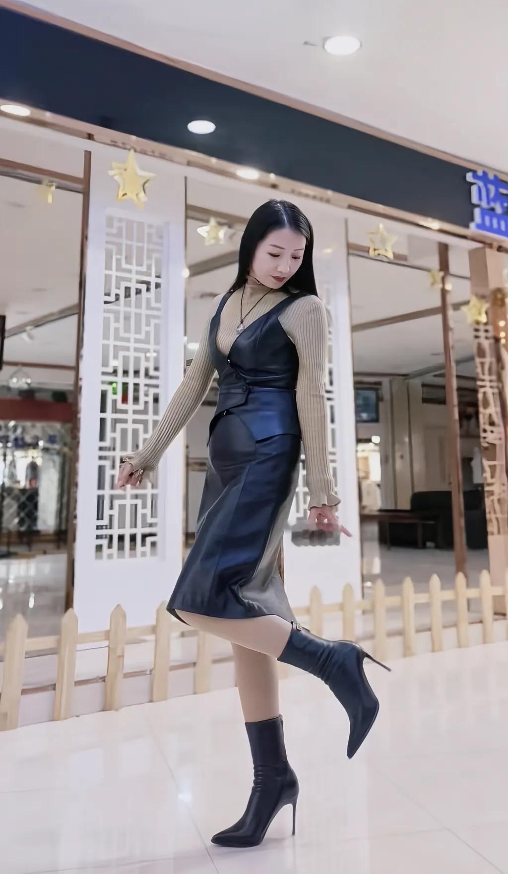 优雅气质穿搭，时尚皮裙与高跟鞋的完美结合