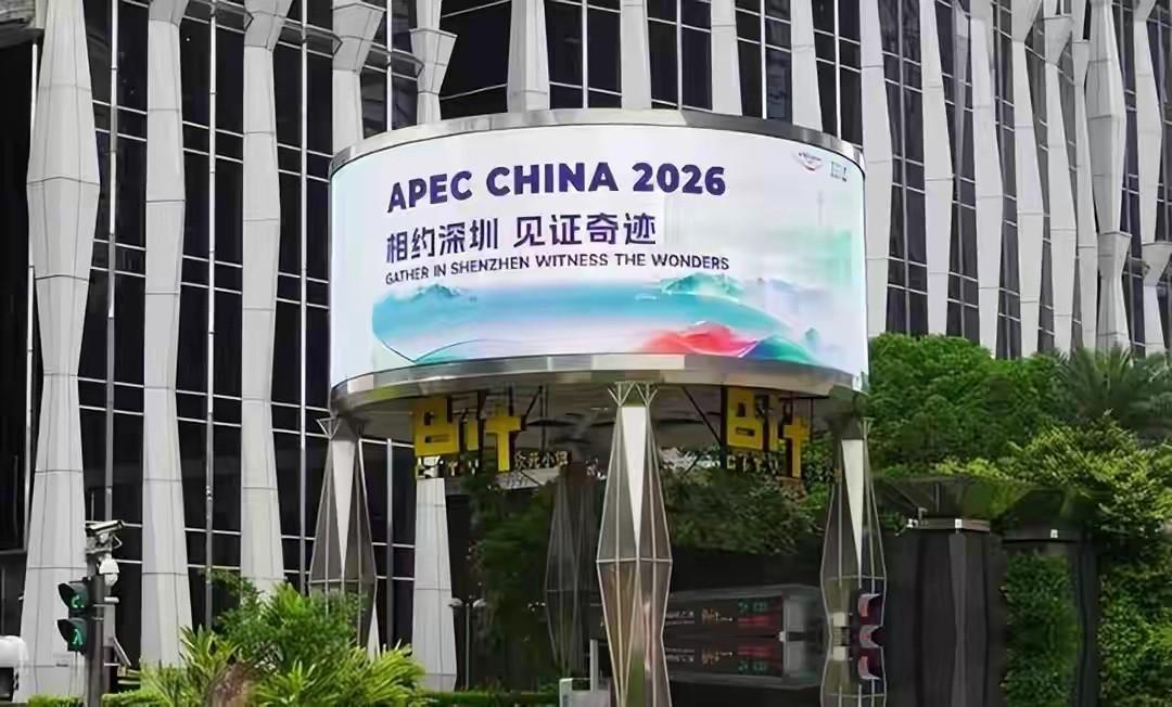 高市早苗刚结束临时国会，就在记者会上甩出一个颇耐人寻味的信号：她公开喊话，称自己