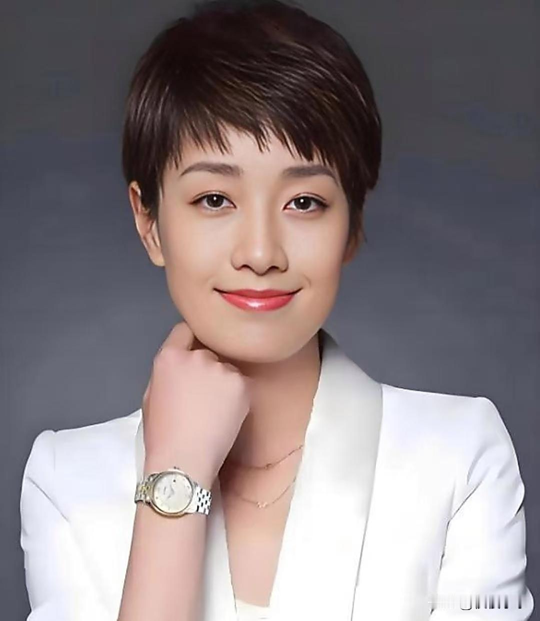 辛柏青马伊琍疑似恋爱。近日，辛柏青在三店挑书，马伊琍同日在隔壁咖啡馆，圈内聚会他