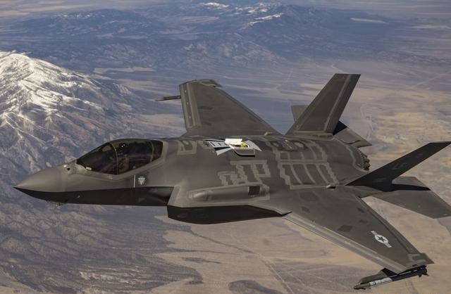 美国内华达的沙漠里，一架F-35摔了，一亿美金没了！美国空军一架F-35隐形战机