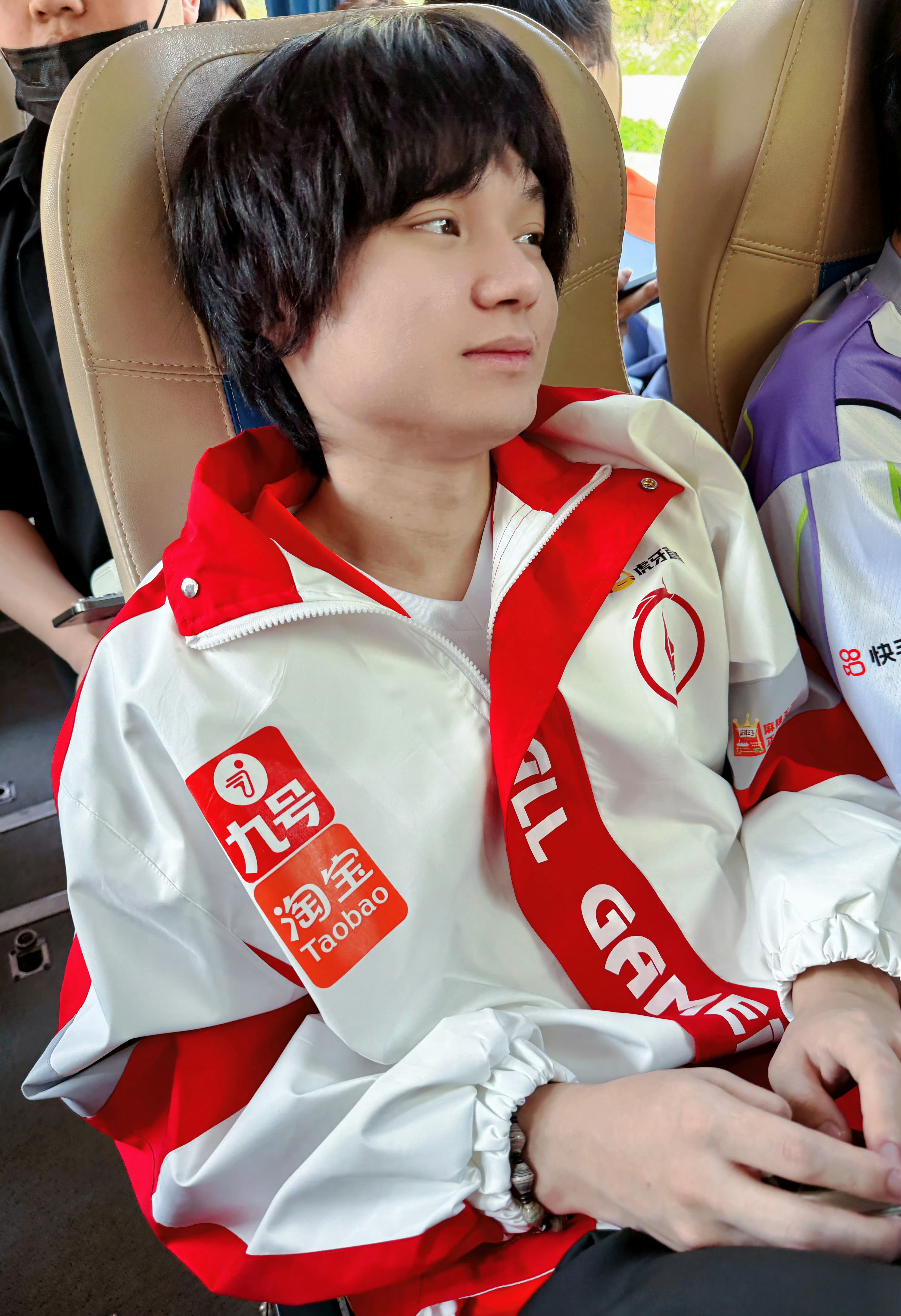 看到我家树莓就满血复活了 腰不酸了背不疼了继续找人投8票去了