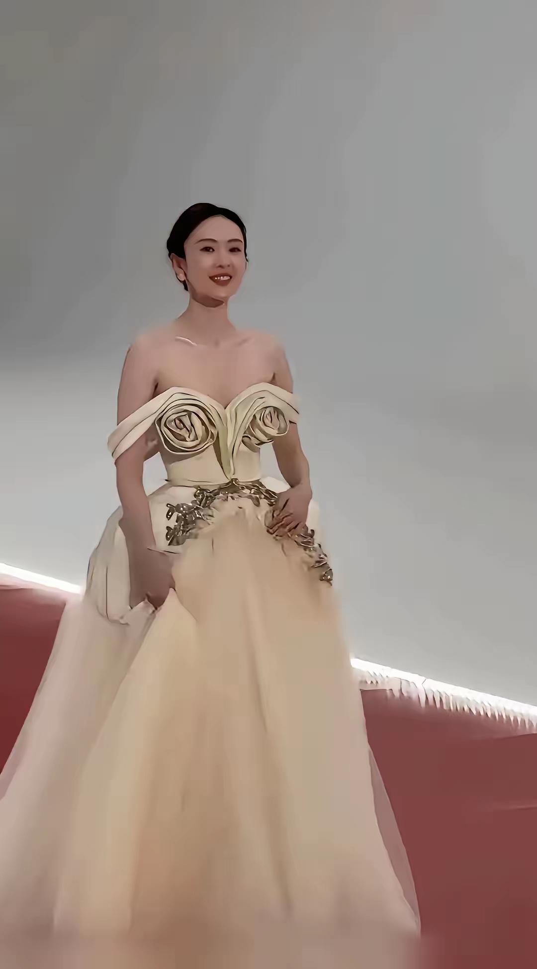 你觉得童谣的衣服难看吗我觉得这衣服穿在童谣身上，就象要掉下来，我都替她着急，因为