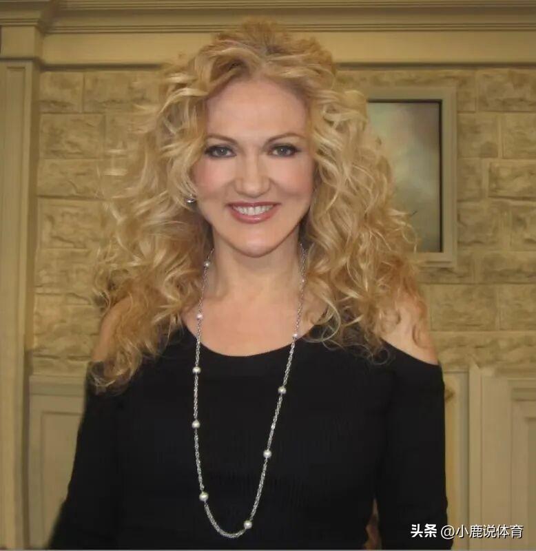 真的被这个意大利女记者给说懂了！大家纠结了这么久的国足问题，被她简简单单几句话给