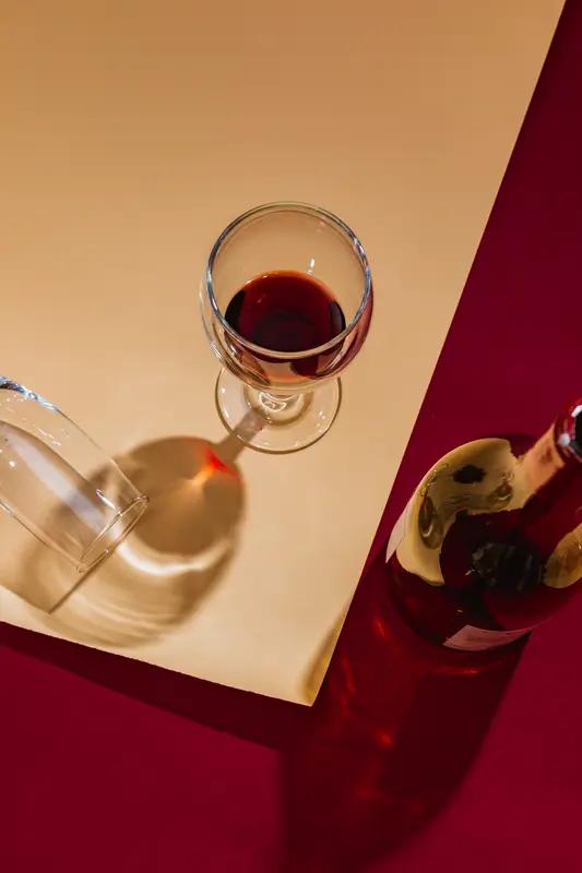 谷谷友这可是笔划算的买卖！小酌美酒，既能沉浸于惬意的享受中，又能捂住钱袋。适当喝