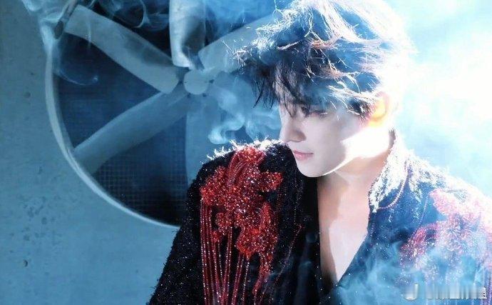 杨洋 出图3分钟戴美瞳30分钟 杨洋的美丽公式：惊为天人的蓝瞳效果 = 30分钟