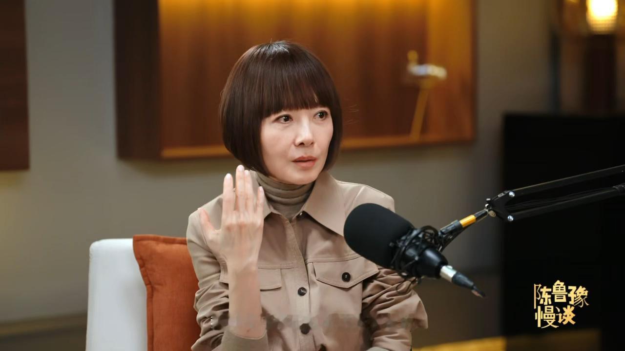 鲁豫说AI时代更需要人味鲁豫道破了AI时代的bug《陈鲁豫慢谈》鲁豫对话姜思达。