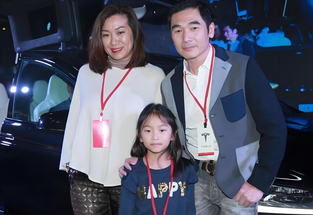方中信和莫可欣恋爱同居后，方中信暂时不想结婚生孩子，让她吃药！于是，莫可欣吃了1