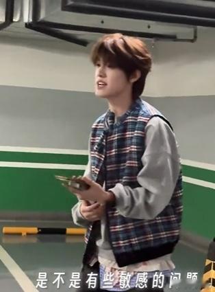 张泽禹唱两三句 蹲到泽禹唱《两三句》的快乐谁懂！直接单曲循环一整天不夸张 