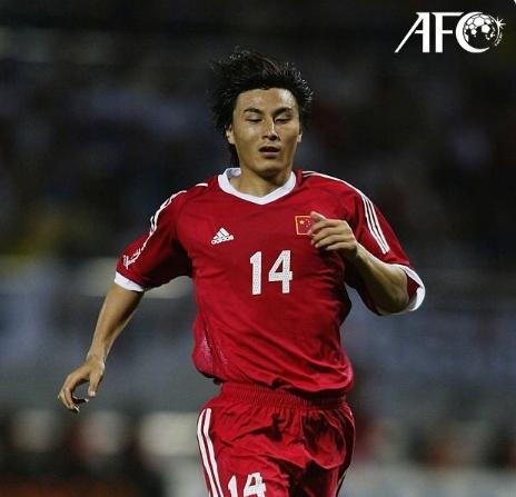 亚洲杯官博为前国足队长李玮锋46岁生日庆生，距离打世界杯那年也是22年前的事情了