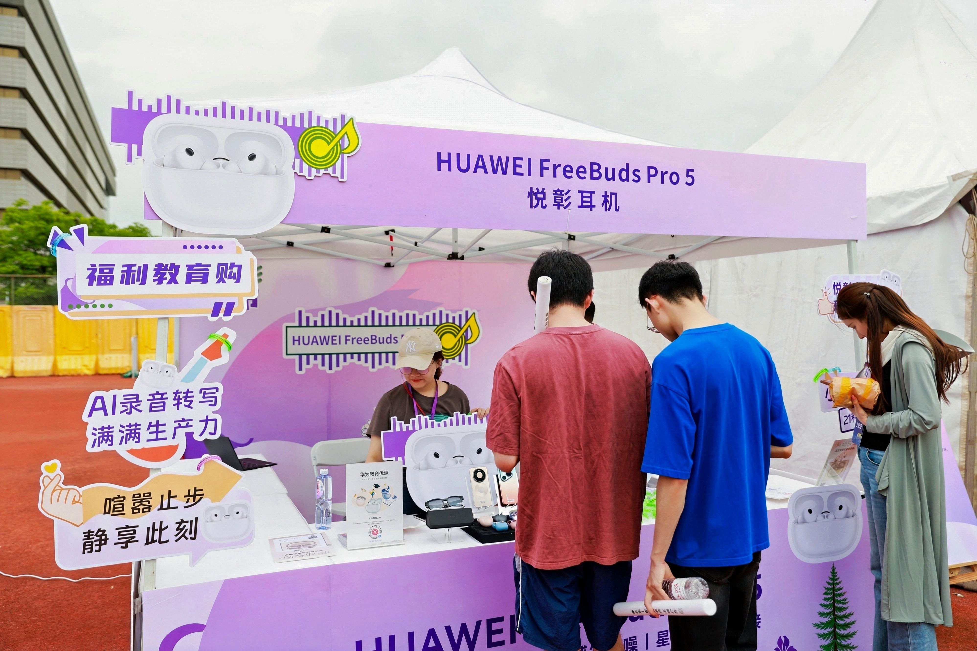 原来音乐节还能开进校园？刷到南京理工大学兰杉音乐节，真的好有青春感。虽然人没去成