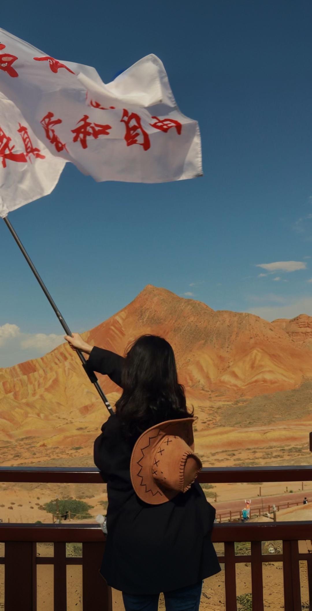 青甘大环线。全程2700多公里，一路下来，可以看到湖泊，山川，沙漠，戈...