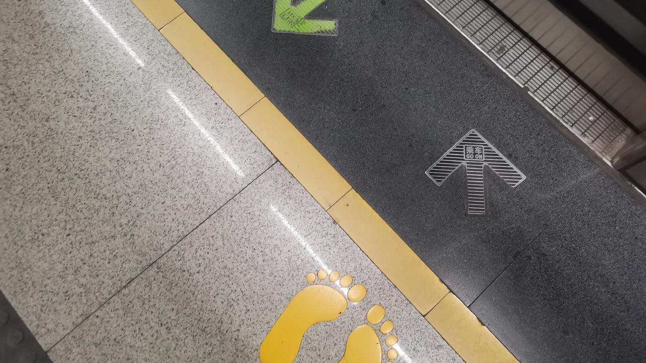 看南方人吵架——君子动口不动手
       昨天晚上八点多，从西丽地铁站F口上
