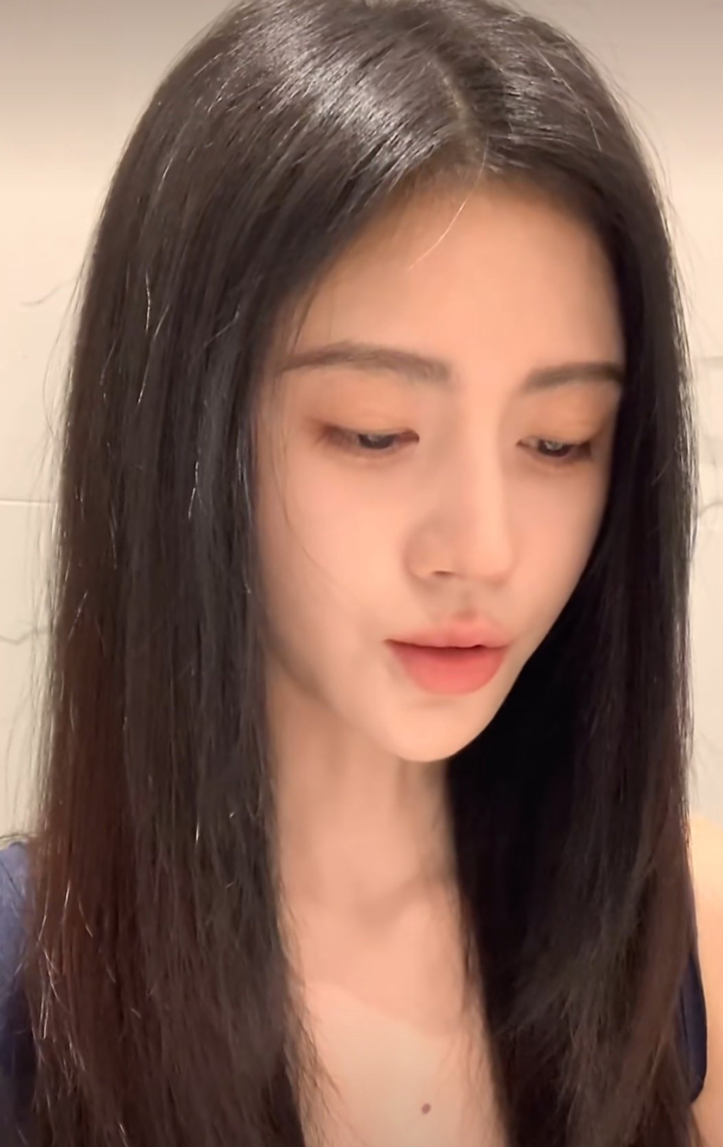 鞠婧祎精心准备的伪素颜 