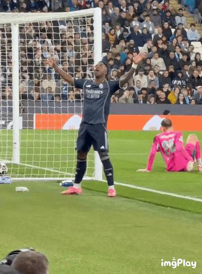 看维尼修斯这庆祝动作，就懂他为啥总被客队球迷嘘了！进球庆祝本没错，但非得挑衅球迷