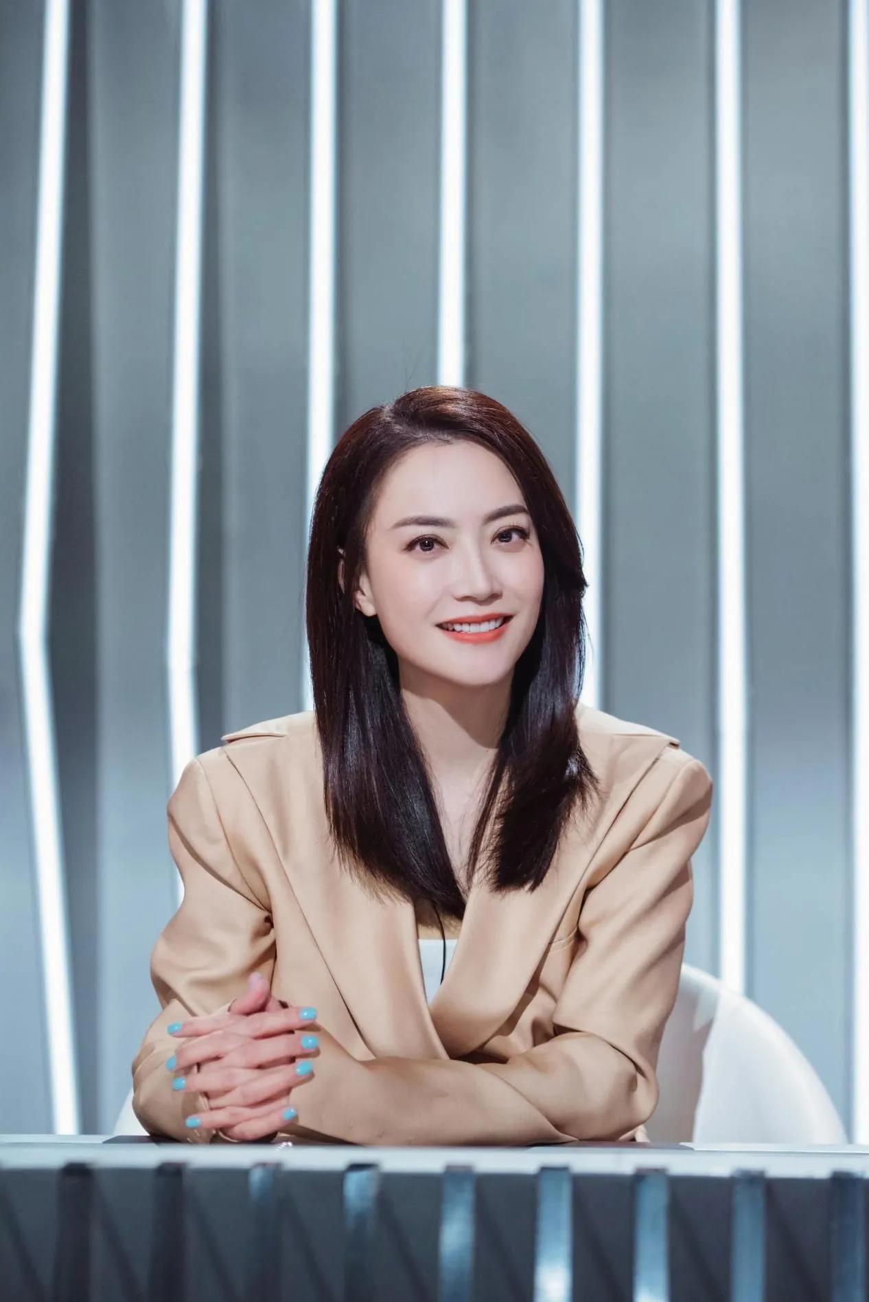 53岁的霍汶希5月30号就任英皇娱乐行政总裁！当今干练的形象与独特的魅力与气质与