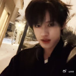 张极雪夜自拍 张极这雪夜自拍一出来，我直接被狠狠拿捏！他站在雪中，发丝上沾着雪花