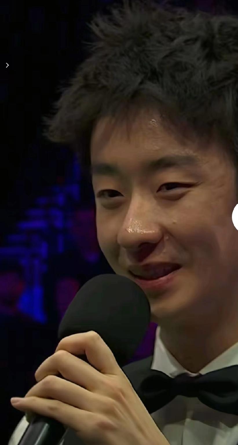 一大早就看到关于吴宜泽的两条好消息，一是横扫肖国栋晋级大师赛四强，二是父亲及时飞