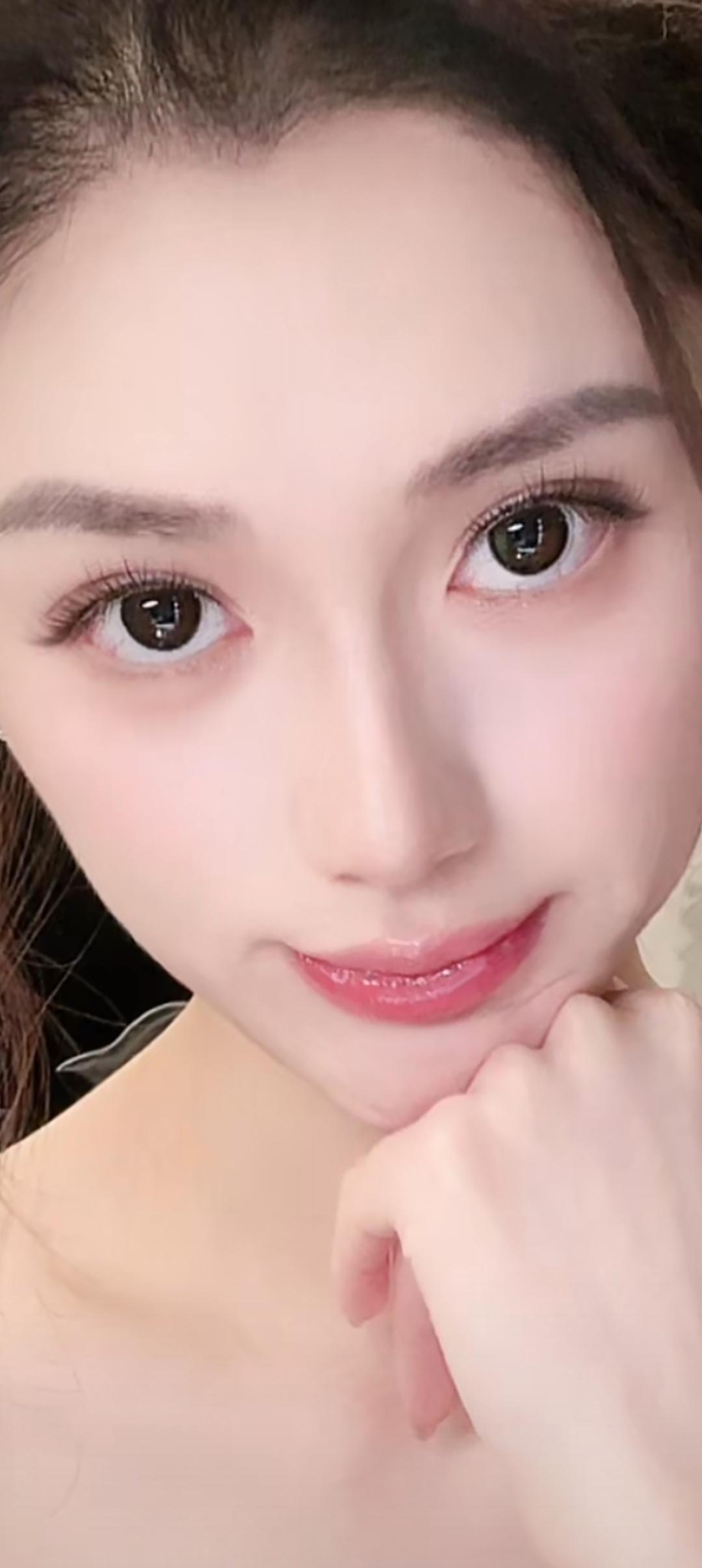 这姑娘看着挺温柔的。