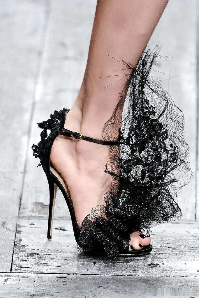 很适合vogue盛典的蕾丝花瓣羽毛鞋👠 ​​​