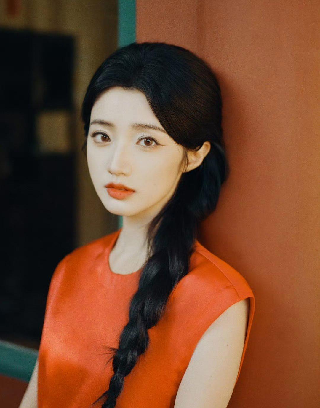 红颜红衣红墙下！