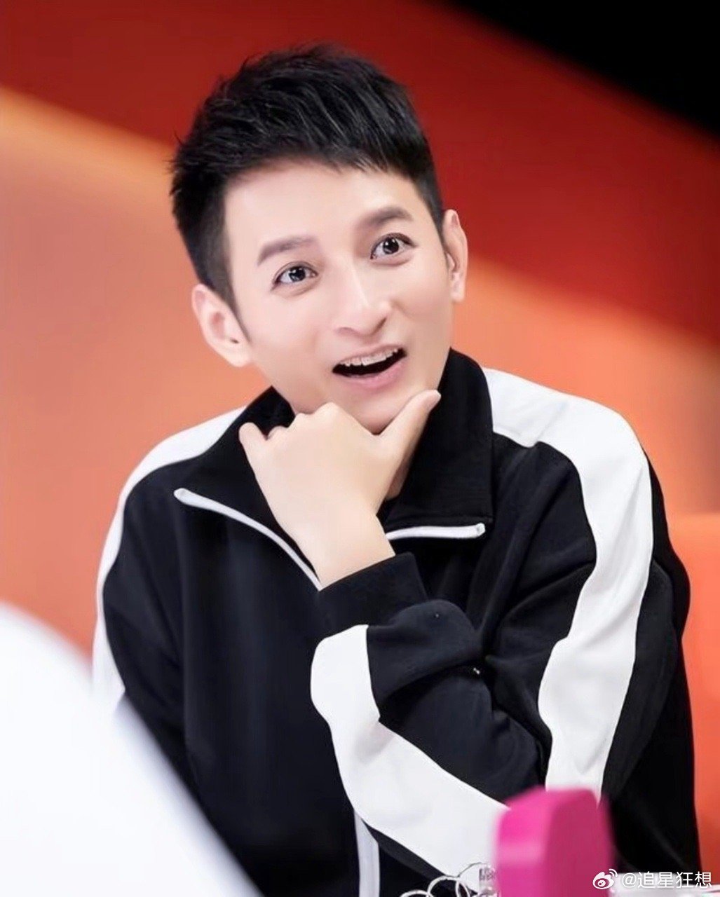 李维嘉录制大侦探 维嘉录大侦探，最惨的是道具组！熬大夜做的做旧效果，嘉哥看一眼就