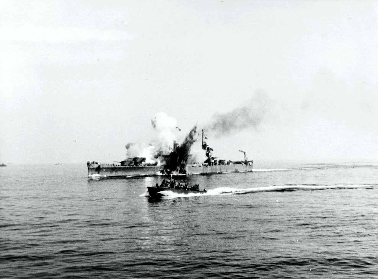 被“弗里茨X”制导炸弹击中的萨凡纳号轻巡
1943年9月11日，美国海军轻巡洋舰